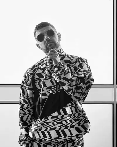 Voltage, press photo