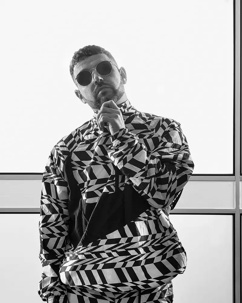 Voltage, press photo