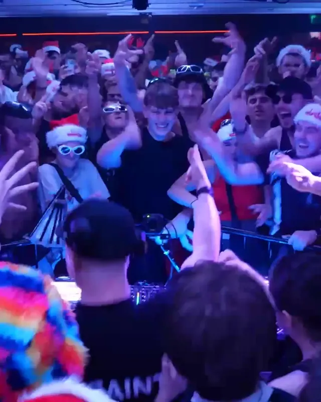 DnB Allstars 360° Christmas Special: crowd in Santa hats pressed around the 360 decks