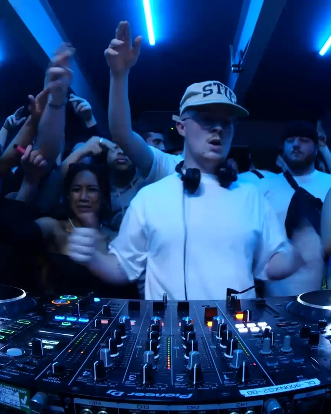 DnB Allstars 360° w/ Hedex: DJ in a white cap on the 360 decks with the crowd close behind