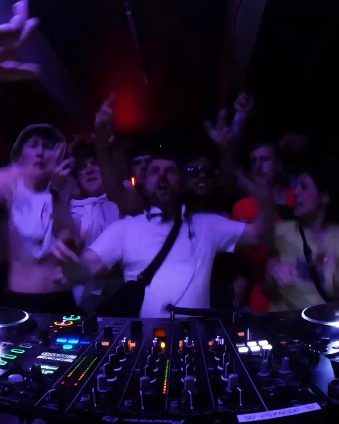 DnB Allstars 360° w/ Bou: DJ in white laughing on the 360 decks, crowd reaching in