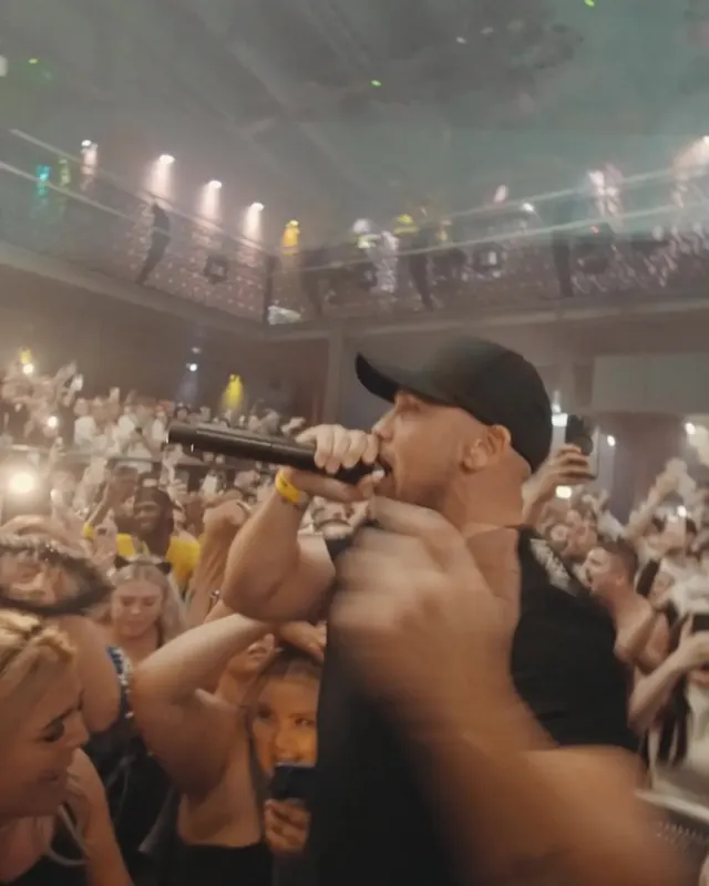 DnB Allstars Halloween: London: MC on the mic with the crowd at his back