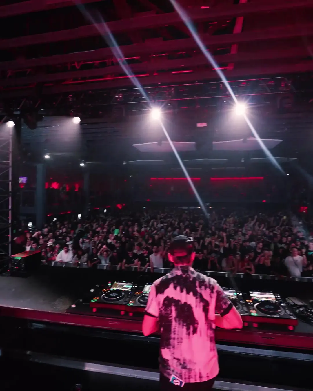 DnB Allstars: Washington DC: white beams over the DJ and a full Washington room