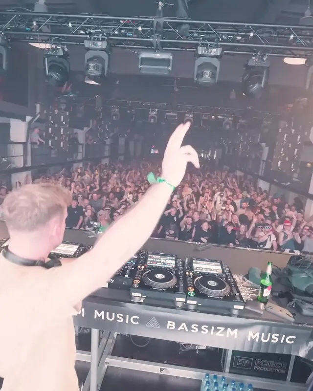 DnB Allstars x Bassizm: Slovakia: DJ with his arm up over the Bassizm crowd