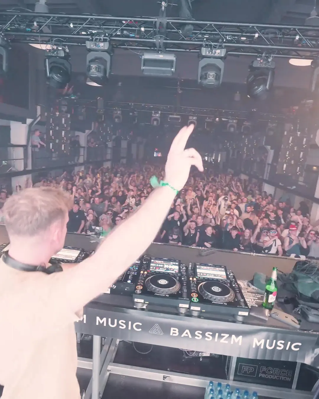 DnB Allstars x Bassizm: Slovakia: DJ with his arm up over the Bassizm crowd